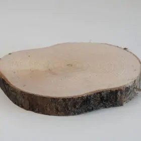 Drevená podložka s kôrou