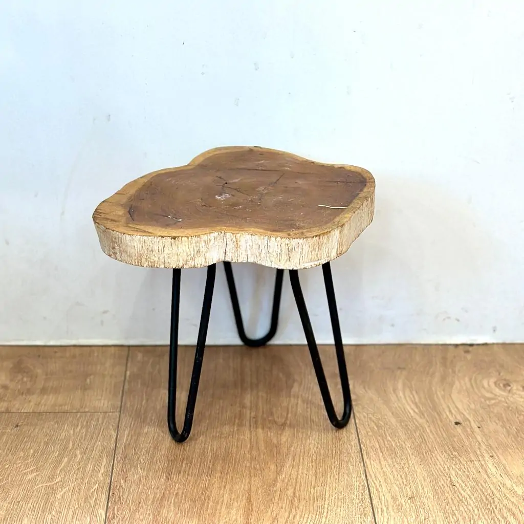 Drevený stolček s kovovými nohami 17 cm