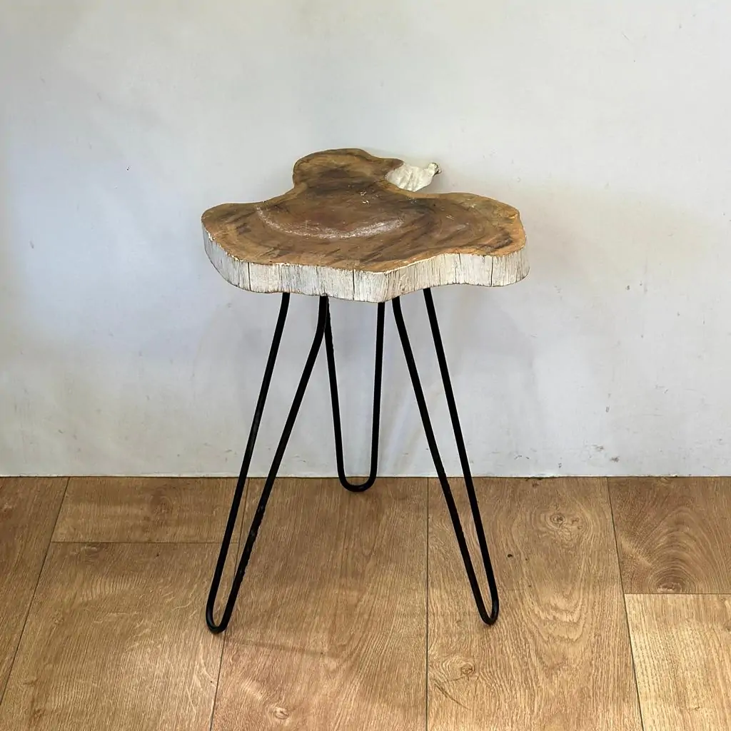 Drevený stolček s kovovými nohami 40 cm