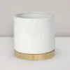 Biely keramický črepník s bambusovým podstavcom biely keramicky crepnik s bambusovym podstavcom biely leskly kvetinac plantizia