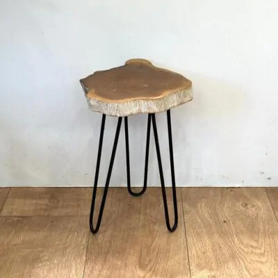 Drevený stolček s kovovými nohami