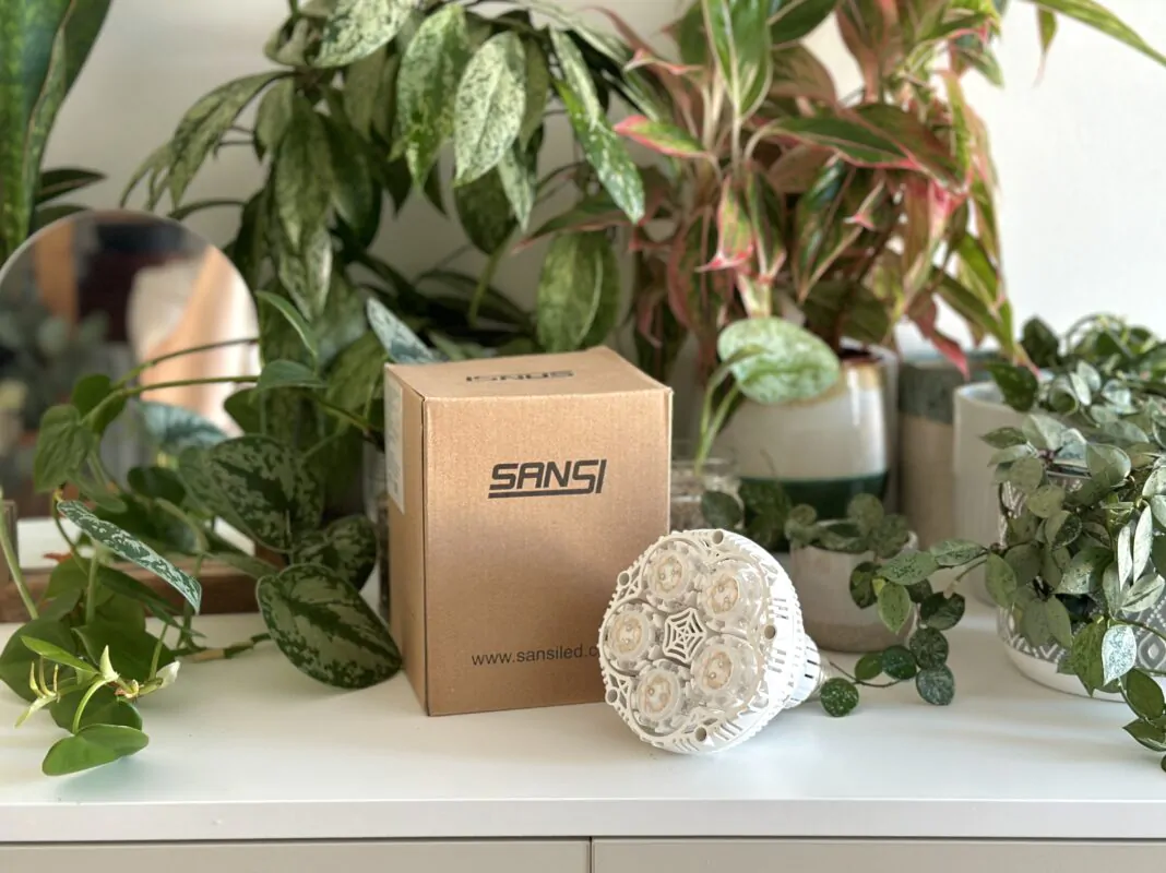 Grow lights pre izbové rastliny: Ako správne používať rastové svetlá grow light rastove svetlo pre rastliny sansi ziarovka